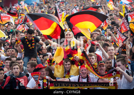 Per gli appassionati di calcio a guardare il secondo match del team nazionale tedesco durante l'Euro 2012 campionati a Fanpark Berlin Foto Stock