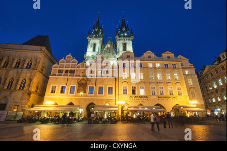 La Chiesa di Nostra Signora di Tyn in Piazza della Città Vecchia di Praga, Repubblica Ceca Foto Stock