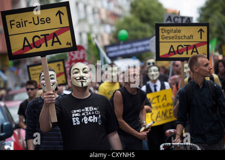 Mascherare i manifestanti a protestare contro il controverso anti-pirateria accordo Acta, un accordo commerciale anticontraffazione Foto Stock