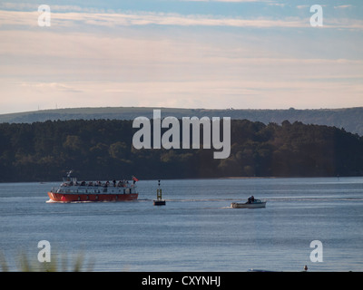 Un traghetto attraversa la baia da Poole a Brownsea Island. Foto Stock