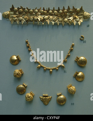 Oro gioielli etruschi. Ghirlanda funerario, orecchini, collane e nove pendenti (bullae) da una collana. Tomba vicino a Tarquinia. Foto Stock