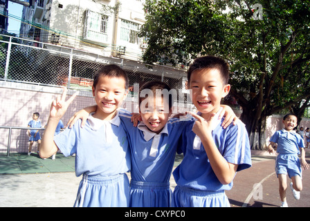 Shenzhen in Cina: il sorriso dei bambini della scuola primaria Foto Stock