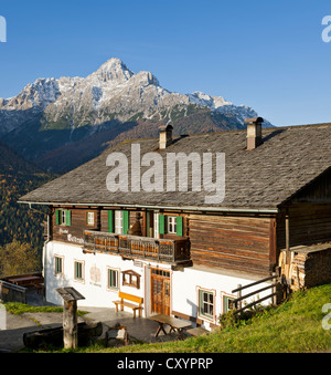 Waldruhe inn con la Croda dei Baranci oppure birkenkofel mountain, sesto, sesto, alto adige, italia, europa Foto Stock