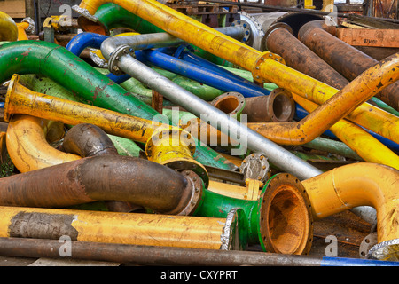 Diversi tubi colorati e le tubazioni nel "3 Maj' cantiere di Rijeka, Croazia, Europa Foto Stock