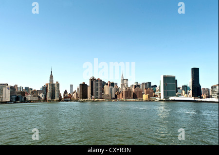 Vista del lato est di Manhattan dal traghetto per attraversare il fiume Est, Manhattan, il Palazzo delle Nazioni Unite, a destra, ONU Foto Stock