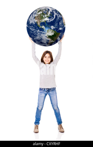 Ritratto di una bambina tenendo un piccolo pianeta terra sulle sue mani, isolato su sfondo bianco Foto Stock