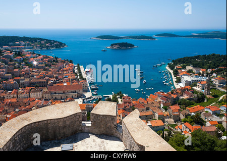 Vista della città e del porto di Hvar dalla fortezza Spanjola, Croazia, Europa Foto Stock