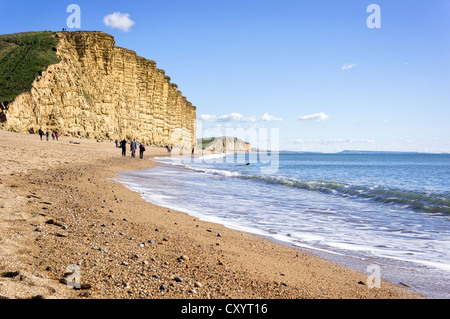 Spiaggia di West Bay, Dorset, Regno Unito con il Golden Cap sulla scogliera Jurassic Coast Foto Stock