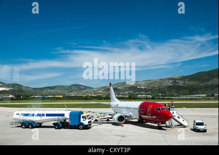 Aerei per il trasporto di passeggeri il rifornimento presso l'aeroporto di Spalato, Croazia, Europa Foto Stock