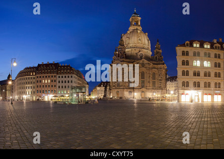 Atmosfera serale nel centro della città di Dresda con la Frauenkirche, la Chiesa di Nostra Signora, Sassonia, PublicGround Foto Stock