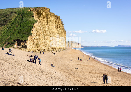 Vista del Dorset - spiaggia di West Bay su Jurassic Coast con gente sulla spiaggia, REGNO UNITO Foto Stock