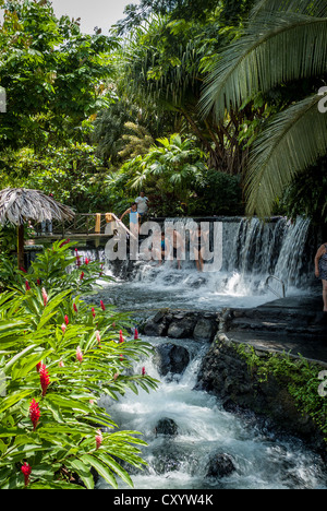 Tabacon hot springs alla base del vulcano Arenal, La Fortuna Costa Rica. Foto Stock