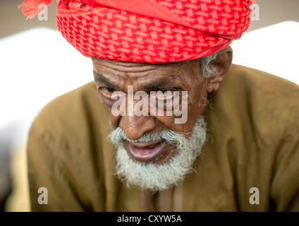 Il vecchio uomo In Turbante Rosso nel mercato Sinaw, Oman Foto Stock