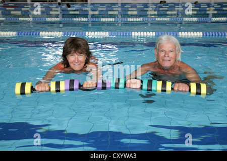 Coppia senior facendo sport senior in Roland Matthes swimming hall a Erfurt, Turingia Foto Stock