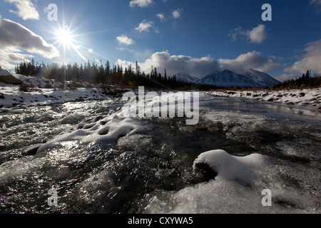 Ghiaccio, neve e acqua a cappello di congelamento Creek, St. Elias montagne, gamma Kluane dietro, Parco Nazionale Kluane e riserva Foto Stock