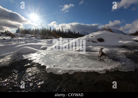 Ghiaccio, neve e acqua a cappello di congelamento Creek, St. Elias montagne, gamma Kluane dietro, Parco Nazionale Kluane e riserva Foto Stock