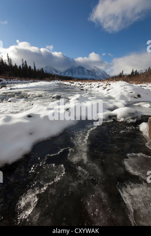 Ghiaccio, neve e acqua a cappello di congelamento Creek, St. Elias montagne, gamma Kluane dietro, Parco Nazionale Kluane e riserva Foto Stock