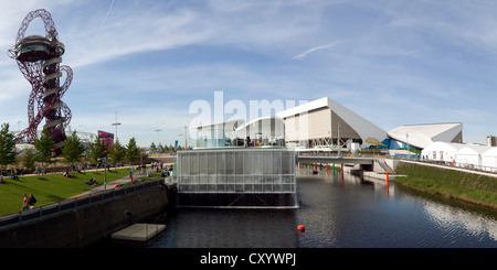 Ampio angolo di visione guardando ad ovest, lungo il fiume Lea, verso il Gruppo BMW Pavililion e Aquatics Centre nel Parco Olimpico Foto Stock