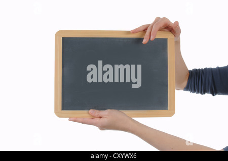Donna di mano che tiene una compressa, piccole blackboard Foto Stock