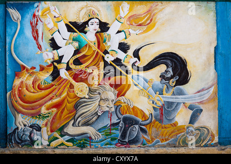 Dea indù Durga, moglie di Shiva, cavalcando la sua Lion e uccidendo Mahishasura Foto Stock
