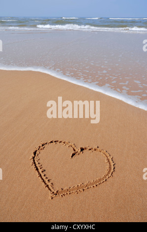 Cuore disegnato nella sabbia sulla spiaggia, Castricum aan Zee, North Holland, Paesi Bassi, Europa Foto Stock