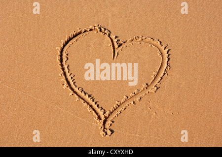 Cuore disegnato nella sabbia sulla spiaggia, Castricum aan Zee, North Holland, Paesi Bassi, Europa Foto Stock