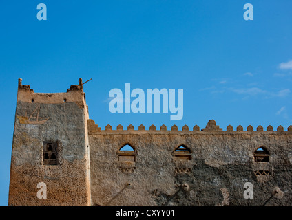 La facciata della lacuna in rovina con lacune, Mirbat, Oman Foto Stock