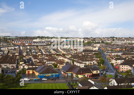 Derry City Londonderry Irlanda del Nord guardando verso il basso sulla zona Bogside dalle mura della città Foto Stock