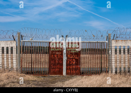 Cancello in la barricata della Startbahn Ovest sulla pista per impedire che i manifestanti all'aeroporto di Francoforte, Frankfurt am Main, Hesse Foto Stock