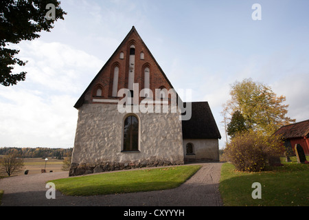 Vecchio Knivsta chiesa in Svezia, l'autunno. Risalenti all'inizio del 1300, la chiesa in stile gotico è stata dedicata a San Stefan. Foto Stock