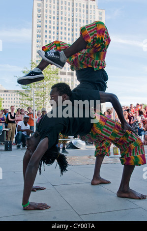 Gli artisti di strada facendo acrobazie sul terrapieno a Londra Foto Stock