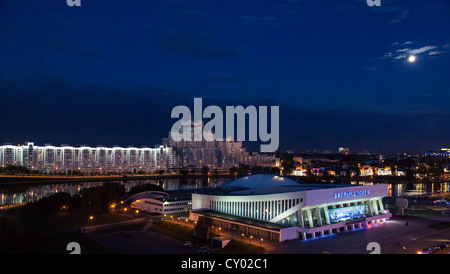 Minsk di notte che mostra il Palazzo dello Sport in primo piano e costosi appartamenti in background. Foto Stock