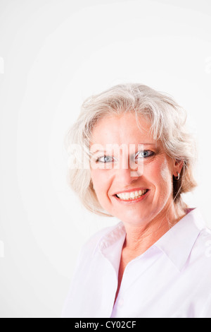 Sorridente donna anziana, ritratto Foto Stock
