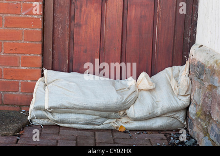 I sacchi di sabbia utilizzata come le alluvioni difesa su una casa porta anteriore. Foto Stock