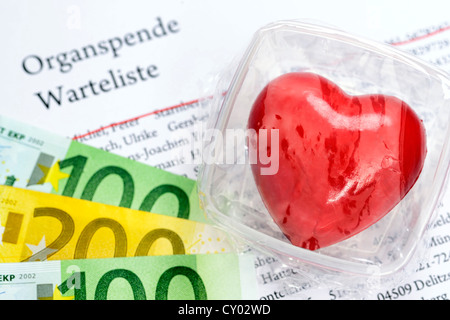 Cuore nel deposito di cibo il contenitore sulla donazione di organi e la lista di attesa, immagine simbolica per la donazione di organi Foto Stock