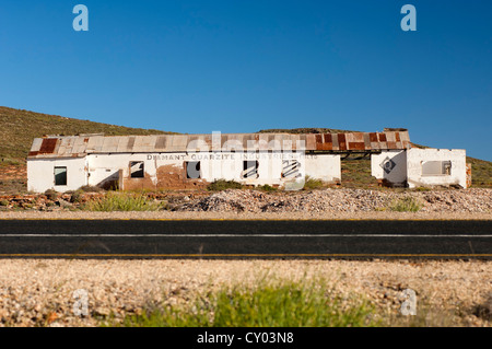 Fatiscenti edifici per uffici del diamante Quarzite Industries Ltd, Strada Nazionale 7, nel nord della provincia del Capo, in Sud Africa Foto Stock