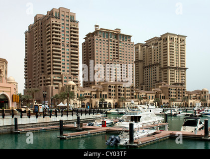 Porto saudita marina, la perla quartiere residenziale, Doha, Qatar, Medio Oriente Foto Stock