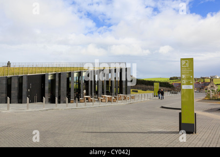 Il nuovo edificio del centro visitatori del Giant's Causeway National Trust con tetto in erba e colonne in basalto. Antrim Irlanda del Nord Regno Unito Foto Stock
