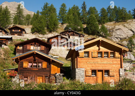 Il nuovo e il vecchio Swiss rifugi di montagna della frazione Gletscherstafel, Loetschental valley, Vallese, Svizzera, Europa Foto Stock