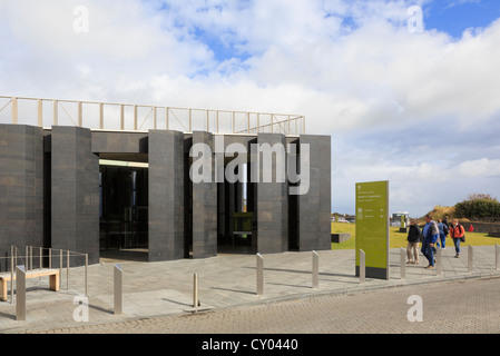 I visitatori del nuovo edificio del Giant's Causeway National Trust, vicino a Bushmills, County Antrim, Irlanda del Nord, Regno Unito Foto Stock