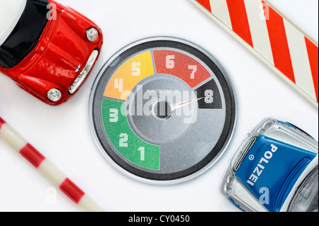 Auto in miniatura, auto della polizia, tachimetro con punti, immagine simbolica per il nuovo sistema di patente a punti per il traffico trasgressori in Foto Stock