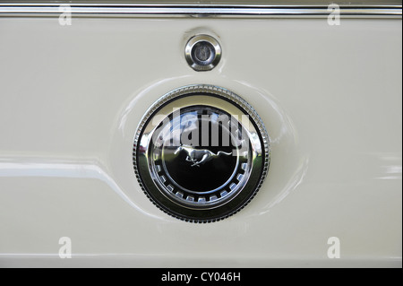 Il logo di una Ford Mustang Foto Stock