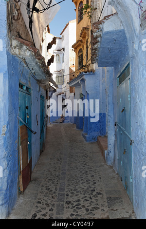 Stretto vicoletto con blue-lavato case nella città vecchia di Chefchaouen, Chaouen, Tangier-Tétouan, Marocco, Magreb Foto Stock