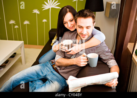 Felice coppia giovane a casa Foto Stock