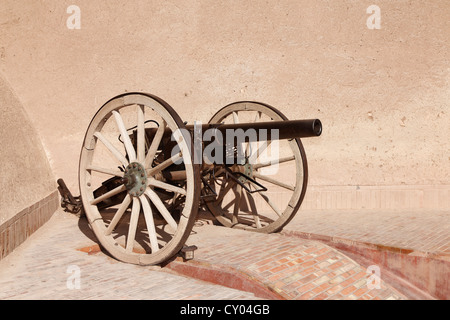 Il vecchio cannone nella parte anteriore di un mattone di fango parete, Ouarzazate, Souss-Massa-Draâ, Marocco, Maghreb, Africa Settentrionale, Africa Foto Stock