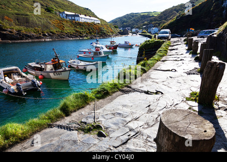Boscastle, Cornwall, Regno Unito Inghilterra Harbour Porto piccole barche da pesca ormeggiate & schierate guardando indietro nel villaggio Foto Stock