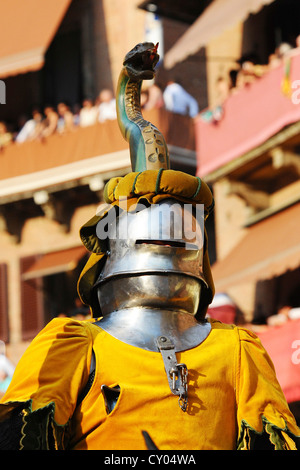 Cavaliere del corazza, persone vestite in costumi medievali che rappresentano i loro rispettivi distretti della città in palio Foto Stock