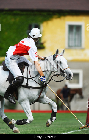 Un giocatore di polo a pieno galoppo Ebreichsdorf, Austria Inferiore, Austria, Europa Foto Stock