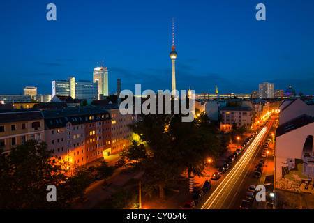 Skyline, guardando verso la Torre della TV al crepuscolo, Alte Schoenhauser Strasse, destro anteriore, quartiere Mitte di Berlino Foto Stock