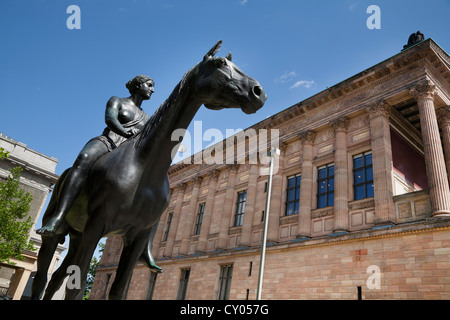 La scultura, Amazon a cavallo da Louis Tuaillon nella parte anteriore del Neues Museum di New Museum, il Museo Island, quartiere Mitte di Berlino Foto Stock